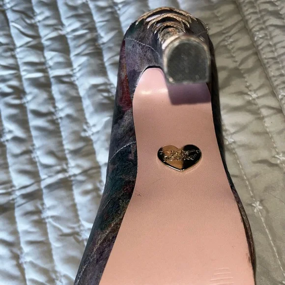 Betsey Johnson Artistic Multicolor Heels - Picture 5 of 10